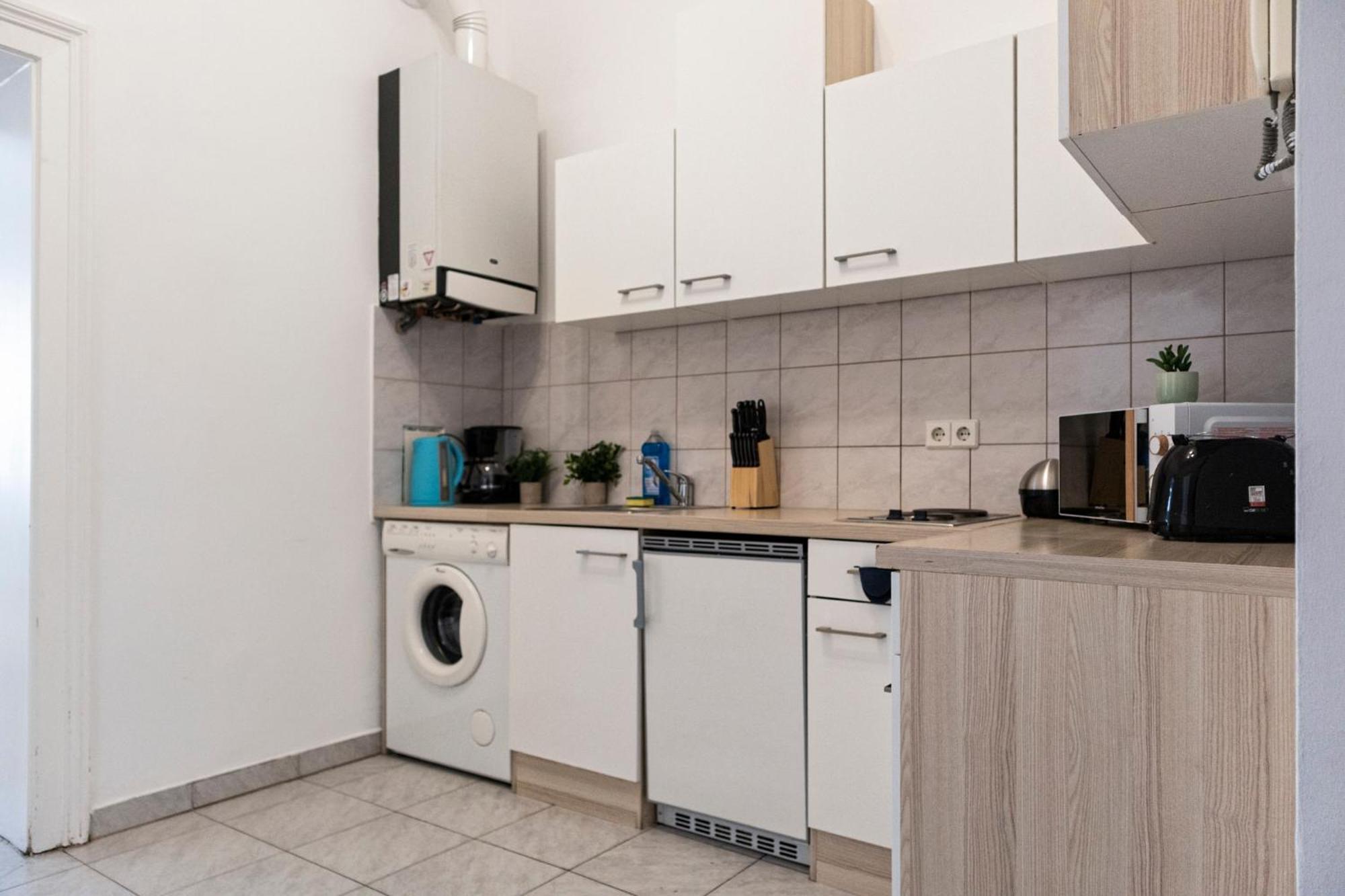 Apartment Prime Location & Peaceful Shared 2 Bedroom With Backyard *