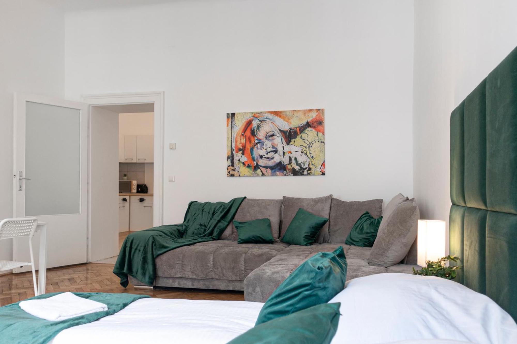 Prime Location & Peaceful Shared 2 Bedroom With Backyard * Viena